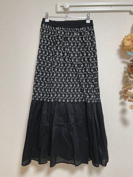 美品 未使用 ロングスカート マキシ丈 刺繍 ティアード フレア 黒 白 レディース F