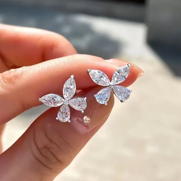高級SONA ダイヤモンド バタフライ クリスタル ピアス ジュエリー 高見え キラキラ ブランド シルバー シンプル 華奢 上品
