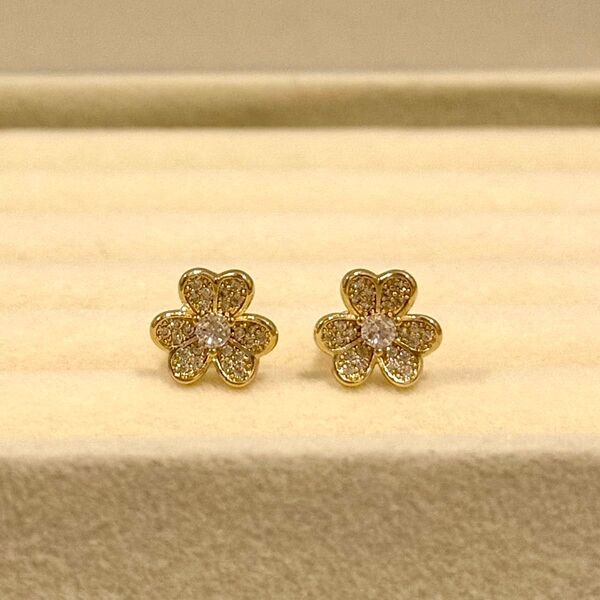 高級 CZ ダイヤモンド クローバー ピアス ミニ シンプル 小ぶり ゴールド 高見え ジュエリー ブランド パヴェ 華奢 上品