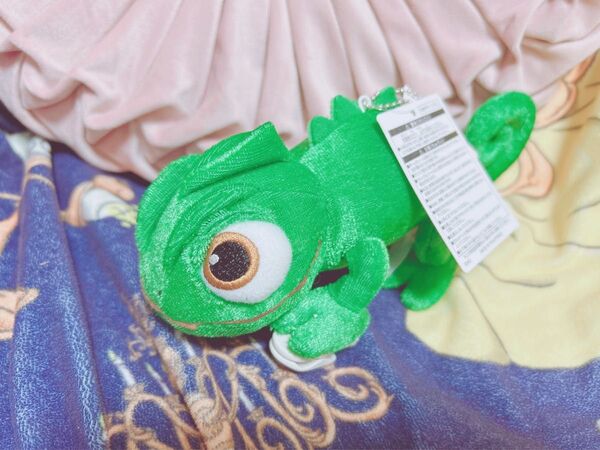 ディズニー ラプンツェル 肩のせ ぬいぐるみ パスカル 肩のせぬいぐるみ