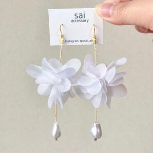 シフォン フラワー ホワイト パール ピアス イヤリング ブライダル 結婚式 ウェディング 花 揺れる 大ぶり 白 ゴールド 金