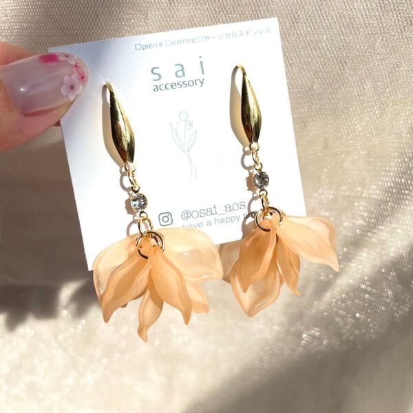 オレンジ 花びら ピアス イヤリング ビジュー 揺れる 大ぶり じゃらじゃら キラキラ フラワー ゴールド 金 ステンレス 樹脂