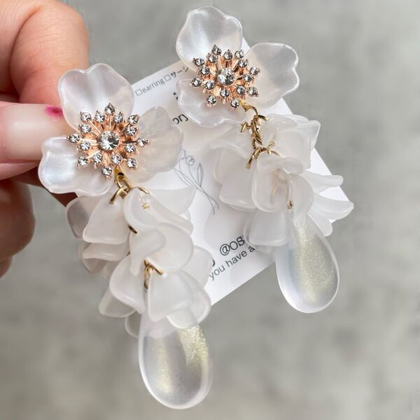 ホワイト ビジュー 花びら しずく ピアス イヤリング フラワー ブライダル 結婚式 ウェディング 大ぶり 揺れる ゴールド 金