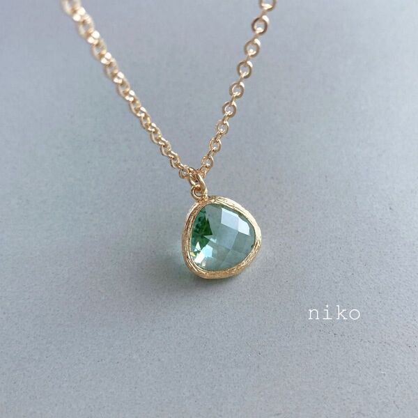 431 エメラルド 淡く優しい グリーン ガラス ネックレス 50cm ゴールド アクセサリー ◎ 再販 人気 上品 シンプル