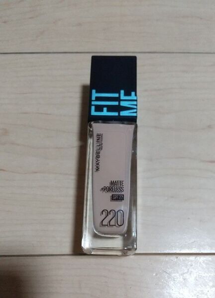 メイベリン フィットミー リキッド ファンデーション R 220 健康的な肌色 30ml SPF22