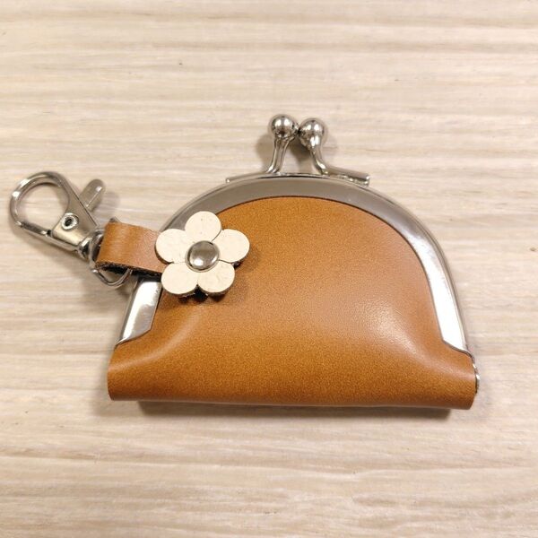 がま口 ミニ キーホルダー 半円 キャメル 花 革 レザー 小銭入れ 財布 コインケース チャーム