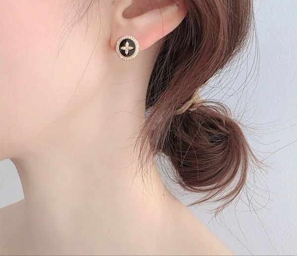 実物写真 S925製ポスト 四葉 ピアス シャネル風 シンプル キラキラ 使いやすい 上品 おしゃれ 日常通勤 高級感 高品質
