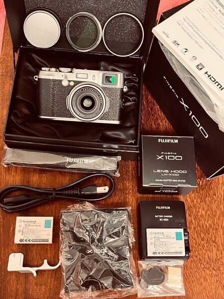 【値下げ】FUJIFILM X100 デジタルカメラ 別売品も付属