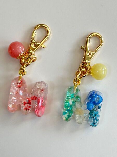 イニシャルチャーム Mキーホルダー レジン ドライフラワー ハンドメイド 2個セット