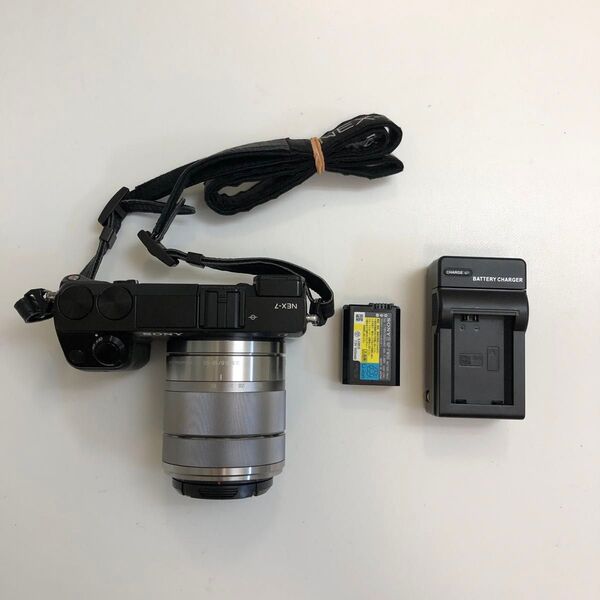 SONY NEX-7(ブラック)と、標準ズームレンズ SEL1855(18-55mm F3.5-5.6 OSS)のセットです。