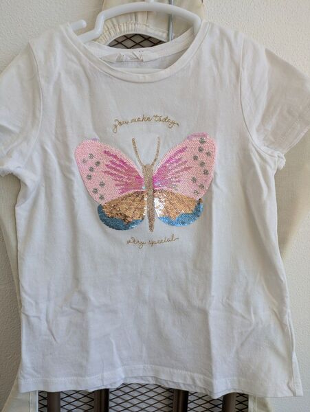 【美品】H&Mキラキラ半袖Tシャツ☆4-6y☆100くらい☆スパンコールちょうちょ☆女の子トップス