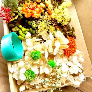 オフホワイトとグリーンの紫陽花とスターチス、ミニかすみ草、リボン、花材、小花