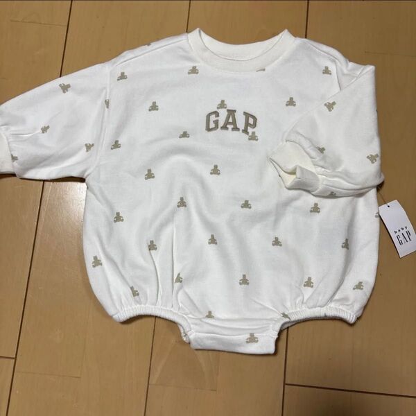 新品タグ付き ベビーGAP ギャップ ロゴ入りクマ柄ロンパース ホワイト 白 ベージュバブルワンピース