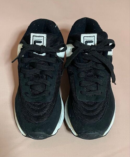 FILA スニーカー ブラック 黒 つま先と踵にもロゴ有り
