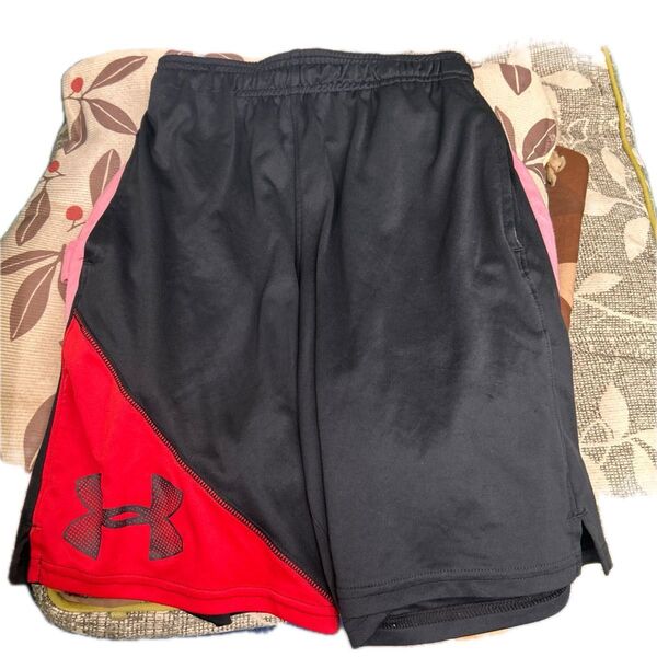アンダーアーマー ハーフパンツ レディース黒×赤 裏側解れあり