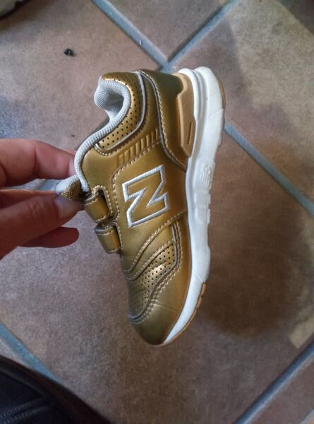 New Balance キッズスニーカー ゴールド