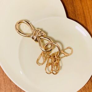 カラビナ リボン型 キーホルダー チャーム 韓国 人気 ゴールド 便利 軽量 キーリング バッグチャーム カラビナ ゴールド