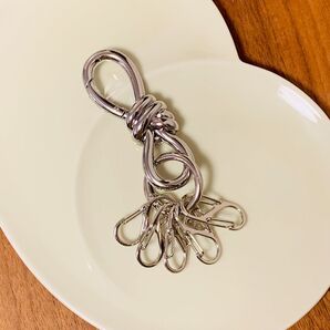 カラビナ リボン型 キーホルダー チャーム 韓国 人気 シルバー 便利 軽量 キーリング キーチェーン キーフック プレゼント