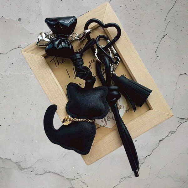 じゃらじゃらキーホルダー バッグチャーム キーホルダー 黒猫 人気 ネコ リボン クロネコ ブラック シルバー ハート y2k