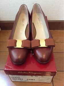 ★新品未使用★正規品 直営店購入★フェラガモFerragamoパンプス★6 1/2C★約24センチ★ヴァラ★リザード