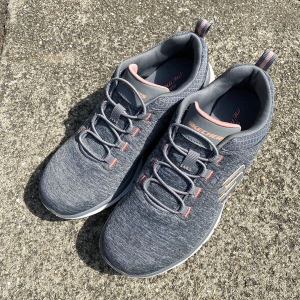 SKECHERS メモリーフォーム スニーカー グレー ピンク 軽量 ランニング リーボック アディダス シューズ