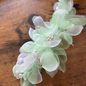 ハンドメイド ヘアクリップ 淡いグリーン フラワー パール ビーズ