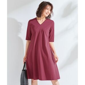 新品タグ付】23区【洗える】コンパクトポンチ Vネック ワンピース 32 半袖ワンピース ワンピース 23区 バーガンディー