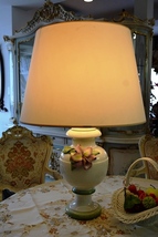 304r31 イタリア製【OASTS】陶器製テーブルランプ 優美なフォルムにエレガントな陶花装飾 クラシカルな佇まいが絵になる逸品_画像1