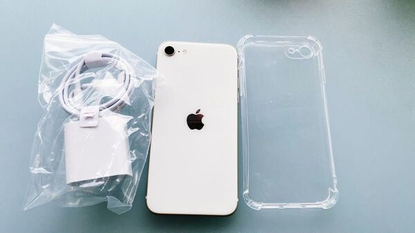 iPhoneSE3第三世代128GB simフリー100%バッテリー