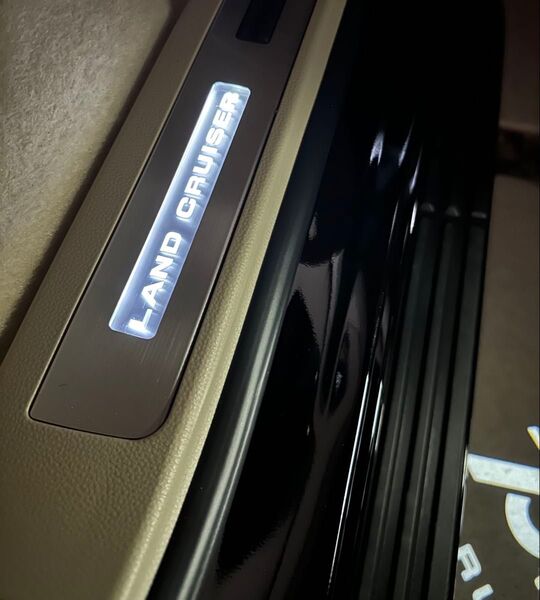 取付簡単 ランドクルーザー300 海外輸出用 イルミ付きスカッフプレート ニュートラルベージュ フロント ランクル300 トヨタ