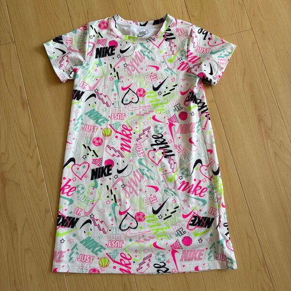 NIKE Tシャツワンピース 総柄ロゴ キッズ