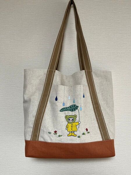 手刺繍のバッグ+カエルネコちゃん+黄色いレインコート+雨粒+ショルダーバッグ+肩掛け+テラコッタ