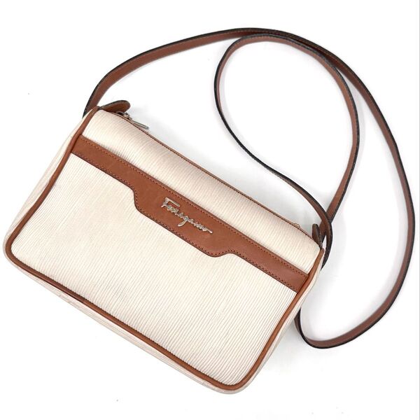 【希少】Ferragamo フェラガモ ショルダーバッグ 斜め掛け ロゴ金具 茶 ブラウン 白 ホワイト PVC 本革 レザー