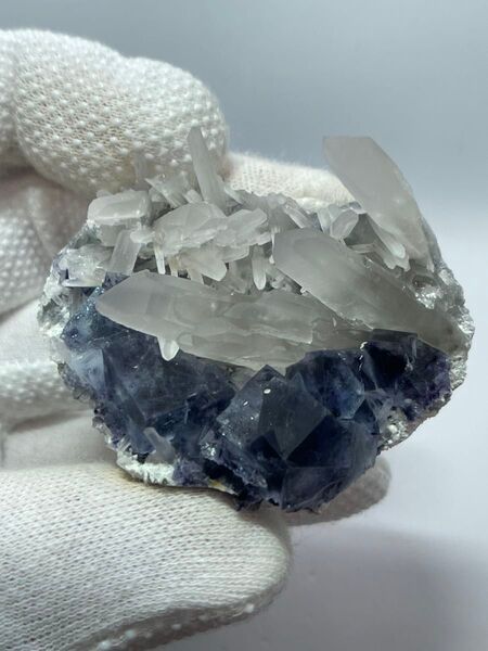 374#52g クオーツも含めて景色が素晴らしいフローライト 【内モンゴル 銀都】鉱物標本 蛍石 天然石 完璧 キューブ