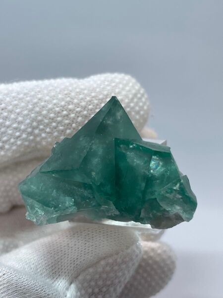 378# 24g 強蛍光!ゾーニングが美しいグリーンのフローライト【マダガスカル】天然石 鉱物標本