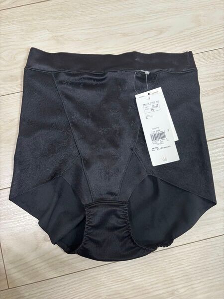 新品 Triumph(トリンプ)恋するヒップ313 ショートガードル サイズ76