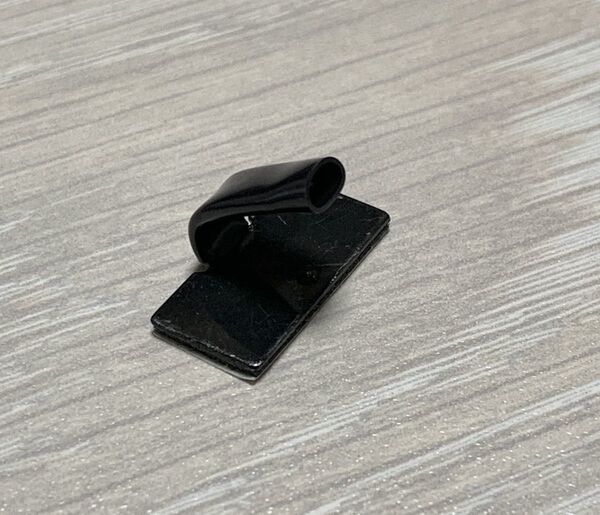 送料無料 150個セット 配線止め金具 黒 ワイヤーステッカー 10mm x 19.5mm 絶縁スリーブ付 ドラレコ 等の配線固定