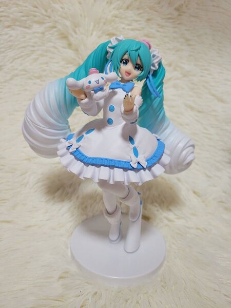 フィギュア プライズ 初音ミク シナモロール