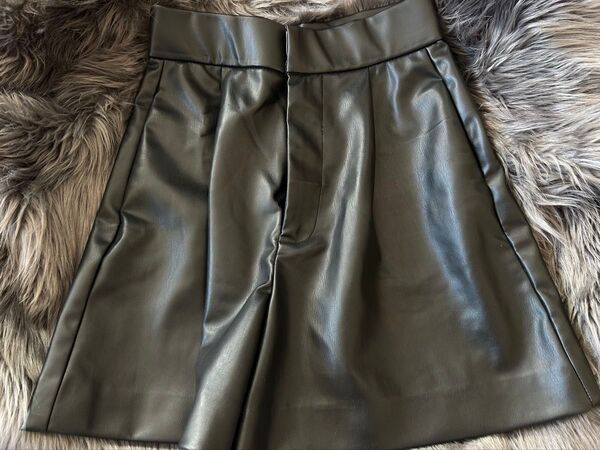 【 ZARA 】フェイクレザーショートパンツ