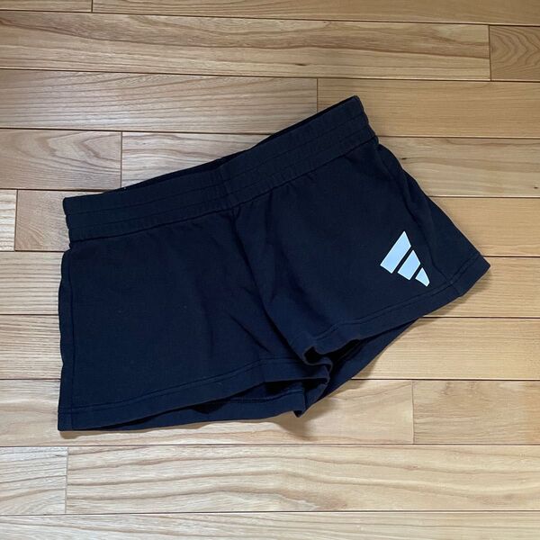adidas ショートパンツ