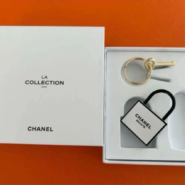 CHANEL シャネル ノベルティ ラコレクションキーホルダー カデナ 南京錠 白い方と鍵1個