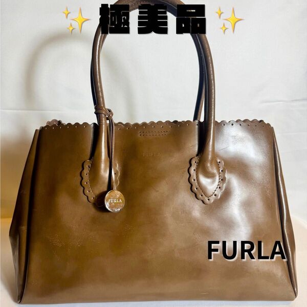 【美品】FURLA トートバッグ スカラップ 牛革 レザー チャーム付き ハンドバック レディース トートバッグ ハンドバッグ
