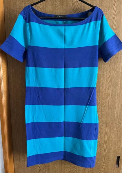 Forever 21 青と水色のストライプ半袖 Tシャツ