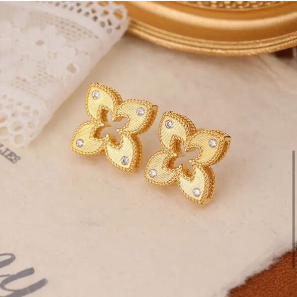 フラワーモチーフ 四つ葉のクローバー ピアス 925スターリングシルバー 18K