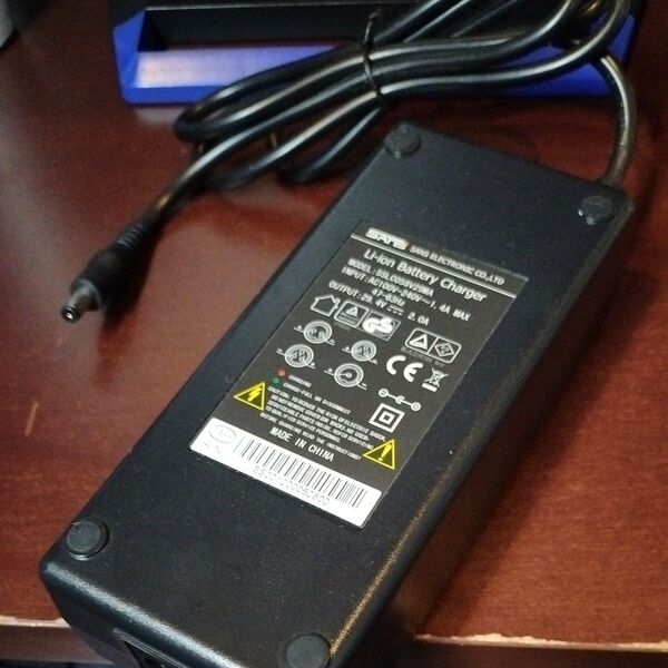 〈現状品〉SANS SSLC058V29MA 電動自転車用 充電器 ACアダプター