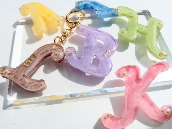 【イニシャルマーブルキーホルダー】レジン 名入れ お名前 プレゼント ハンドメイド ミルキーカラー