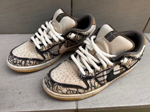 Travis Scott × Nike SB Dunk Low