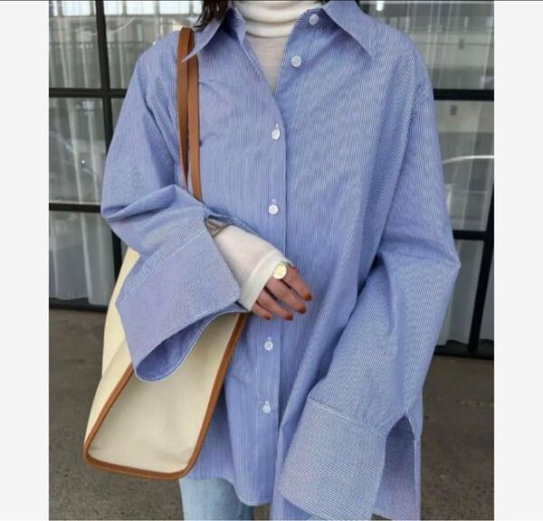 CLANE ROUND SLIT BELL SLEEVE SHIRT