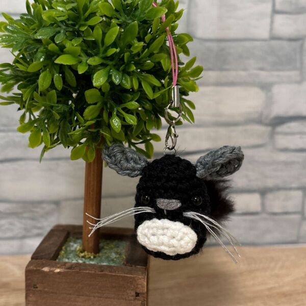 チンチラちゃん(ブラック系)のあみぐるみストラップ ハンドメイド