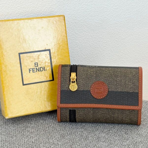 【極美品】FENDI フェンディ ペカン柄 PVCxレザー8連キーケース 鍵入れメンズ レディース ブラック系xブラウン系120